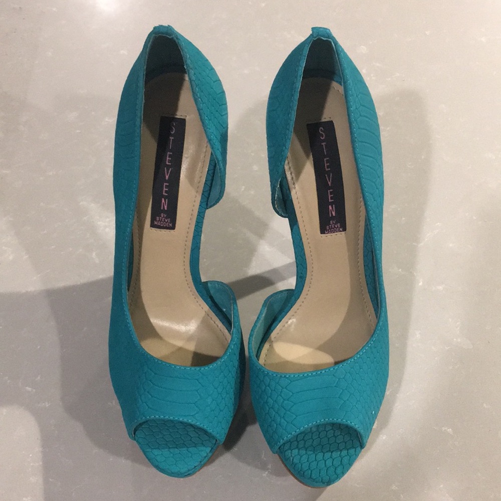 Beautiful Teal Steve Madden Heels
